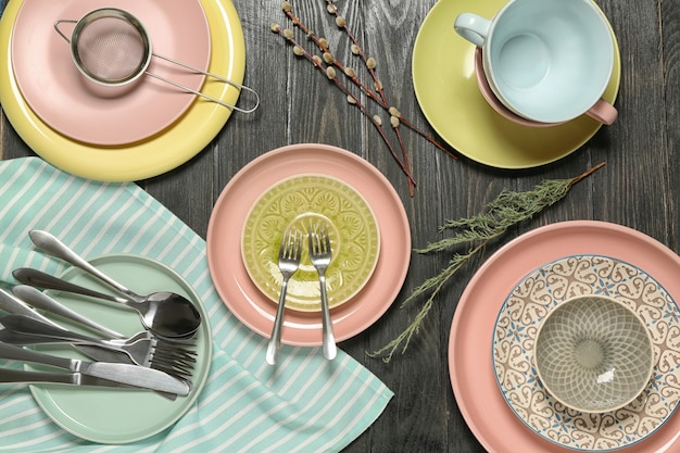 colectie de farfurii si tacamuri